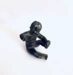 Pequena escultura de menino em bronze. Med. 5 cm. 