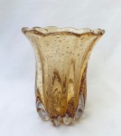 Lindo Vaso em vidro de murano âmbar, com borda ondulada. Med. 17x14 cm. 