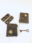 Duas antigas fechaduras para porta, uma delas com chave, no estado. Med. 11x9 cm. 