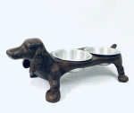 Comedouro para cachorro em fer forgé (ferro forjado), com dois pratos em metal, representando cachorro. Med. 40x15x18 cm.