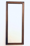 Antigo espelho bisotado, em formato retangular, com moldura em madeira, com desgastes no espelho, no estado. Med. 1,00x0,42 m. 