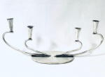 Candelabro de mesa para quatro velas em metal prateado. Med. 15x36 cm. 