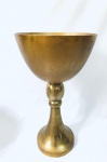 Lindo Vaso em alumínio dourado, no formato de taça. Peso aprox. 5 kg. Med. 56x34 cm.