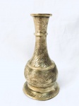 Vaso/Floreira em metal dourado, proveniente da Síria, decorado com desenhos em baixo relevo, marcado Syrie. Med. 16x8 cm. 