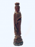 Escultura oriental, entalhada em madeira, com a cabeça colada. Med. 33 cm. 