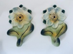 Dois cabides em faiança em formato de flor, em tom azul. Med. 15 cm (cada).