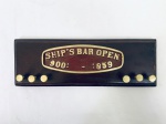 Cabideiro porta chaves em madeira, contendo seis suportes em metal e inscrição em inglês `Ship`s Bar Open`. Med. 30x11 cm. 