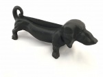 Capacho em ferro representando cachorro. Med. 40x15x13 cm.