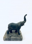 Escultura em bronze representando elefante, com base em mármore. Med. 12x12 cm. 