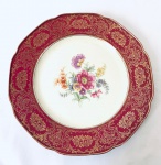 BAVARIA - Prato em porcelana alemã, decorado com pintura à mão de flores, borda em tom rosado com arabescos em tom dourado. Med. 28 cm. 