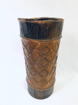 Vaso redondo em cobre, com desgastes. Med. 38x18 cm. 