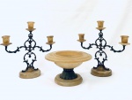Conjunto de três peças em alabastro e bronze, sendo: dois candelabros para três velas e um centro de mesa redondo. Apresenta rachaduras nos candelabros. Med. Candelabro: 32x32 cm. Centro: 15x25 cm. 