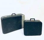 Lote contendo duas malas anos 60 com fechos em metal, uma delas com fecho quebrado, no estado. Med. 48x17x70 cm e 40x44x15 cm. 