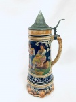 Tankard de chopp em faiança pintada à mão com decoração típica em relevo. Med. 35 cm. 