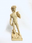 Escultura David, em resina, com a perna colada. Med. 22 cm. 
