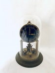 Relógio de mesa com redoma de vidro, 400 dias, no estado, faltando partes. Med. 30 cm. 