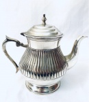 Bule para chá em metal prateado no estilo inglês. Med. 20x25 cm. 