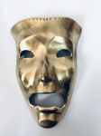 Máscara decorativa, estilo Carnaval de Veneza, em metal dourado. Med. 17x13 cm. 