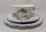 Belíssimo Trio para chá em fina porcelana Schmidt - Rio do Testo com decorção floral em tom azul.