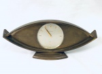 Relógio de mesa estilo art déco, em bronze, no estado, não testado. Med. 10x25 cm. 