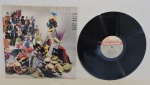DISCO VINIL - ELTON JOHN - REG STRICK BACK - GATE FOLD (1988). Capa e disco em muito bom estado. Necessitando apenas limpeza.