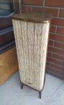 ELETRÔNICOS - Caixa vetical de som alemã GRUDING. Estilo Art Deco. Estrutura em madeira filetada e frente em tecido. Med. 80x27x26 cm.
