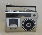 RÁDIO - Rádio portátil COUGAR - Falta 1 botão. Med. 23x34x9 cm.