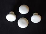 DIVERSOS - Lote de 4 puxadores em porcelana branca. Dia. 4,5 cm. Sem acabamento.
