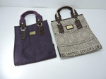 ACESSÓRIOS - Lote de 2 bolsas de mão "UNITAD COLORS OF BENETTON". Med. 27x23 cm (desconsiderando a alça). Acabamento em couro e alças em lona. Desgastes e marcas de uso.