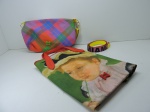 ACESSÓRIOS - Lote de 2 bolsas BFF, sendo 1 grande decorada com reprodução MARY CASSATT. Med. 46X60 cm (desconsiderando a alça) e bolsa multicolorida. Med. 21x33 cm. NOVAS.