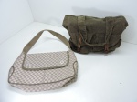 ACESSÓRIOS - Lote de 2 bolsas em couro, sendo 1 UNCLE K em lona  e 1 OPÇÃO. Med. 32X35 cm e 24X35 cm.