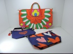 ACESSÓRIOS - Lote de 3 bolsas em lona multicolorida. Med. 46x60 cm, 28x38 cm e 21x33 cm.