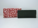 ACESSÓRIOS - Lote de carteiras, sendo 1 em couro verde AREZZO e 1 FIZ Z PAN em tom vermelho com poás branco, material vinílico. Med. 17x30 cm e 13x29 cm.