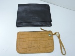 ACESSÓRIOS - Lote de 2 bolsas estilo carteira em couro. Med. 18x24 cm e 13x23 cm.