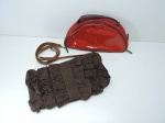 ACESSÓRIOS - Lote de 2 bolsas estilo carteira em material vinílico. Med. 15x27 cm e 17x30 cm.