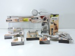 DIVERSOS - Lote de aproximadamente 10 utensilios de cozinha em metal, diversos modelos.