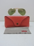 ACESSÓRIOS - Par de óculos RAY BAN P, armação em metal dourada, capa em couro. Refêrencia RB 3407 / 001 M4 / 2P / 55014 P.