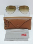 ACESSÓRIOS - Par de óculos RAY BAN AVIATOR LARGE METAL, armação em metal dourada, capa em couro. Refêrencia RB 2035 / 00451 / 58014 / 2N.