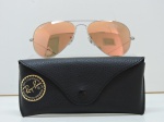 ACESSÓRIOS - Par de óculos RAY BAN AVIATOR LARGE METAL, armação em metal dourada, capa em couro. Refêrencia RB 3025 / 019 / Z2 58014 / 2N.