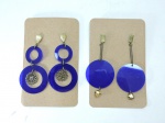 BIJUTERIAS - Par de brincos em metal e acrílico azul.