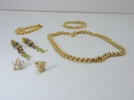 BIJUTERIAS - Lote de  corrente grossa,  pulseiras e  pares de brinco em metal dourado.