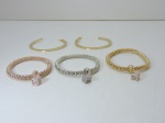 BIJUTERIAS - Lote de 3 pulseiras (dourada, prateada e acobreada) com pingentes e par de brincos.