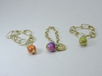 BIJUTERIAS - Lote de 3 pulseiras douradas com pingentes coloridos.