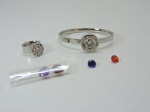 BIJUTERIAS - Lote de anel e pulseira prateada com cristal colorido ao centro. Acompanha cistais extras.