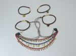 BIJUTERIAS - Lote de 4 pulseiras diversas e 1 colar em couro.
