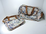 ACESSÓRIOS - Lote de 2 bolsas de viagem, sendo 1 estilo mala e 1 tira colo. MARIA MARIOCA - Maior 37x54 cm e 36x38 cm.