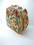 ACESSÓRIOS - Bolsa estilo mala com acabamento em couro, decoração exuberante de flores e borboletas. Med. 40x47x14 cm.