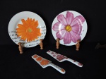 DIVERSOS - Lote de 2 pratos para bolo em crâmica esmaltada decorada com motivos florais. acompanha espátulas. Dia 27 cm.
