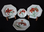 DIVERSOS - Lote de 3 pratos rasos sextavados e 4 de sobremesas decorados com flores policromadas. Dia 28 cm e 20 cm.