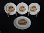 DIVERSOS - Conjunto de 6 pratos policromados e 1 de servir, decorado com motivo de pizzas. Dia 28 cm e 23 cm.